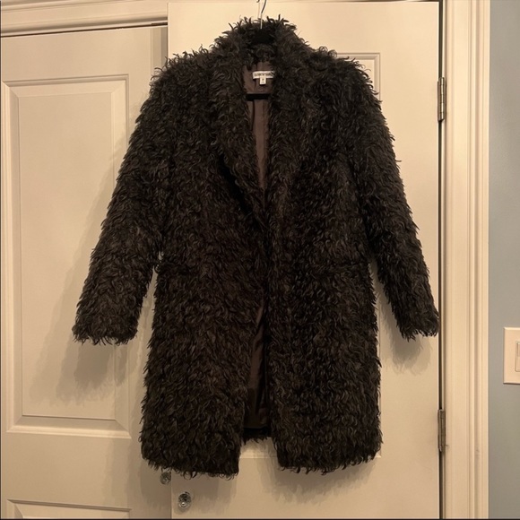 53. Elizabeth & James Iris Boyfriend Faux Fur Coat Black - Picture 2 of 7